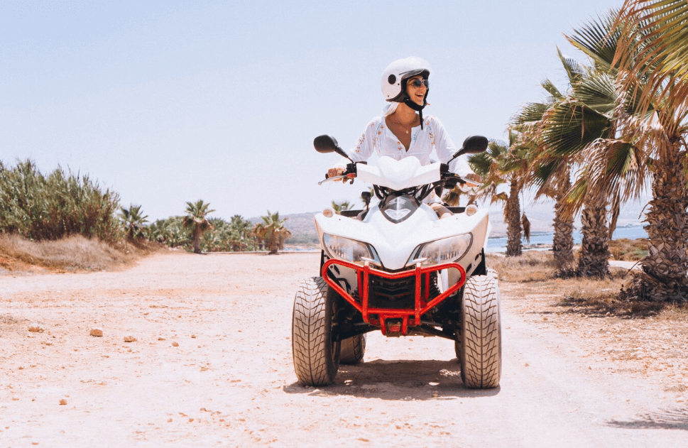Beyaz bir atv kullanan kadın sürücü