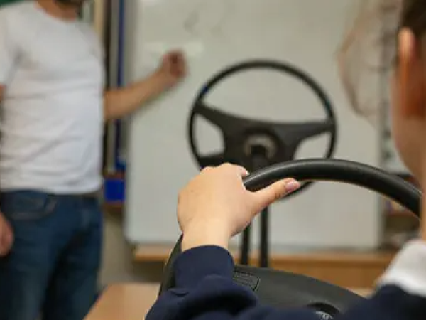 Direksiyon tutan kadın sürücü