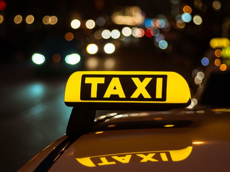 Taksinin üzerindeki taxi levhası