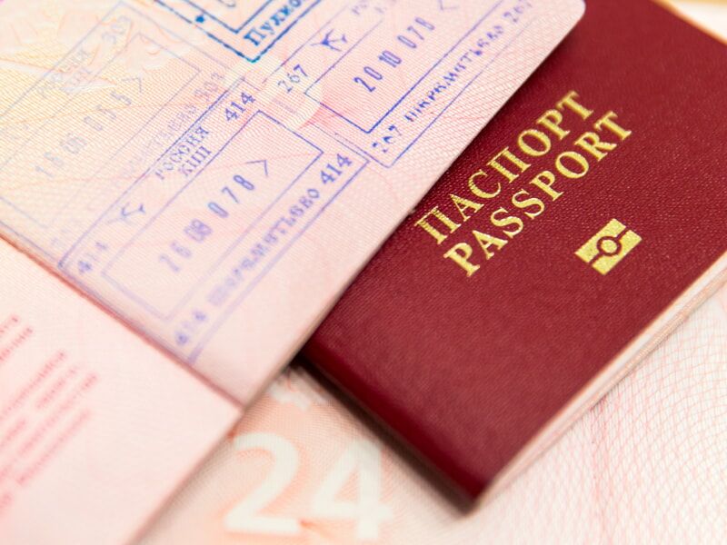 Sayfaları açılmış pasaport